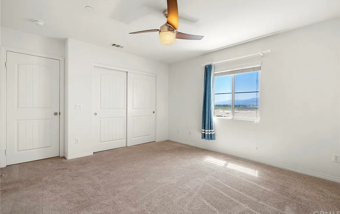 6 bed, 4399 sqft, $999 — Photo 4