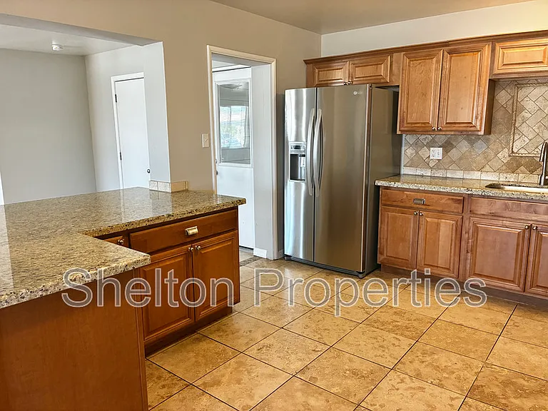 1041 W 18th St — Photo 9