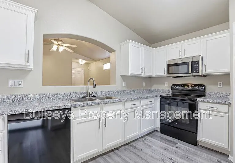 310 E Payton St — Photo 8