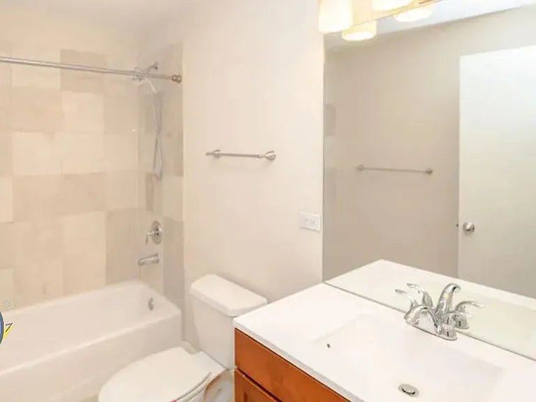 Remodeled Wrigleyville Apts! — Photo 9