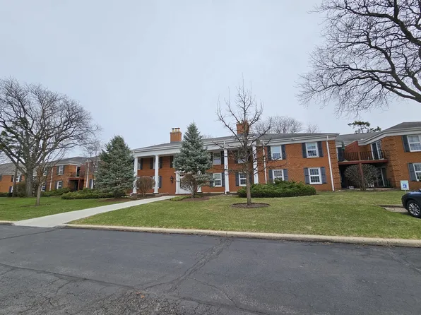 511 Coventry Ln APT 8, Crystal Lake, IL 60014