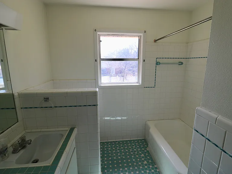 105 E Xavier Ave — Photo 4