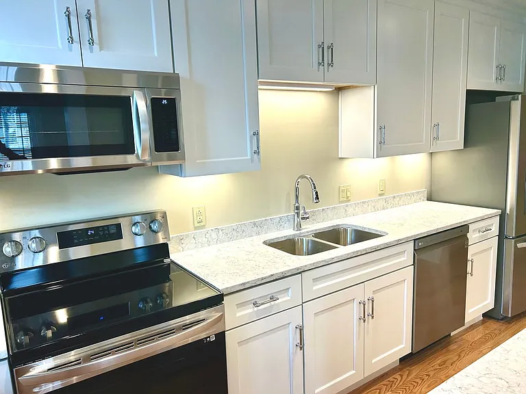 446 W 6th St — Photo 22