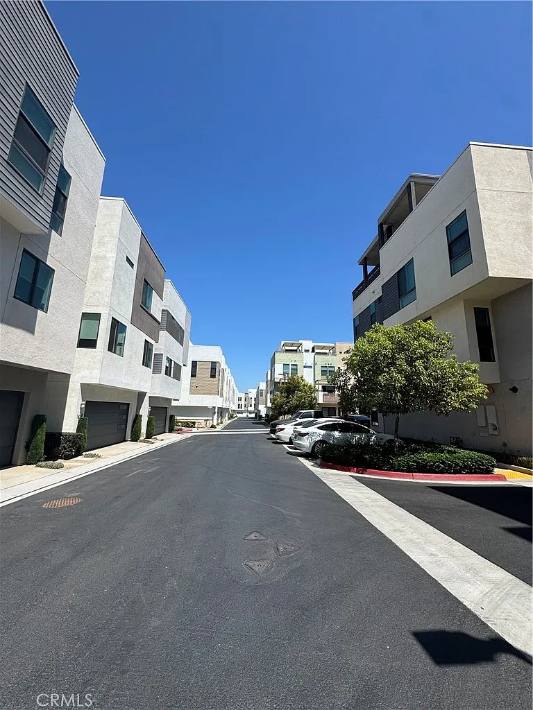 3 bed, 4.0 bath, 2126 sqft, $5,800 — Photo 4