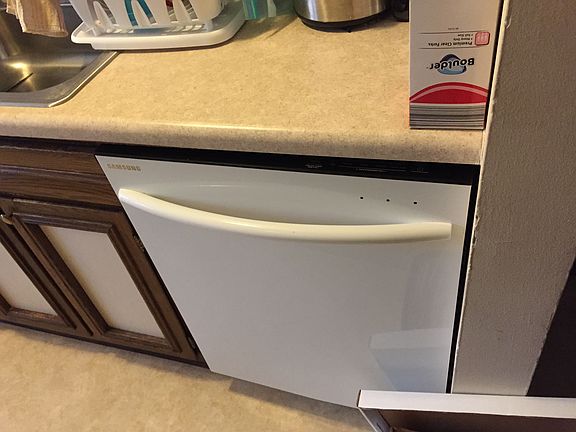 Has a dishwasher!!!!