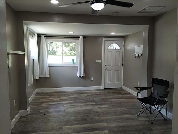 4th image of 685 S Lawrence Blvd #B