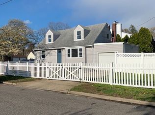 650 Ocean Ave, Massapequa, NY 11758