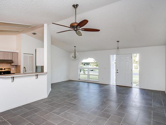 5th image of 293 Arrowhead Ln