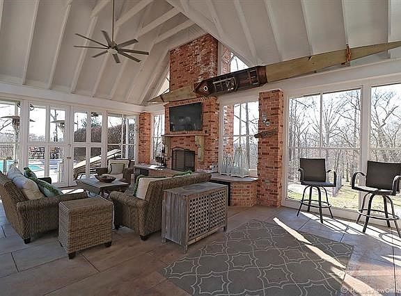 3rd image of 318 White Oaks Ln