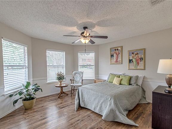 2nd image of 1582 Thornhill Ln