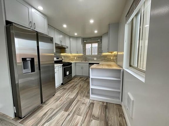 3rd image of 520 1st Ave