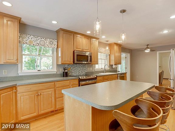 Tons of counterspace & storage in the kitchen