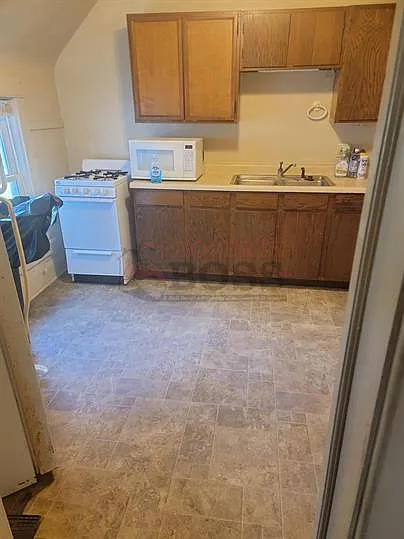 210 Noble St #1/2 — Photo 3