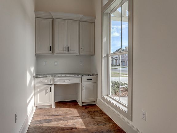 5th image of 105 McArthur Ct