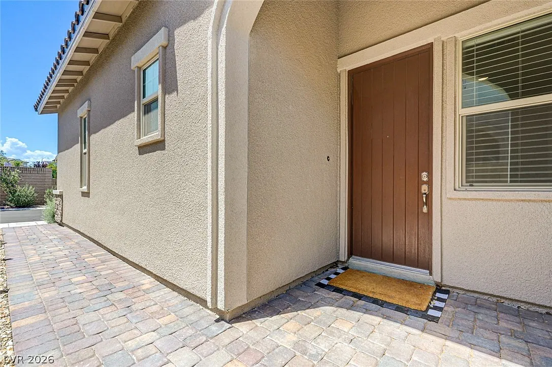 3 bed, 2.0 bath, 1717 sqft, $2,600 — Photo 4