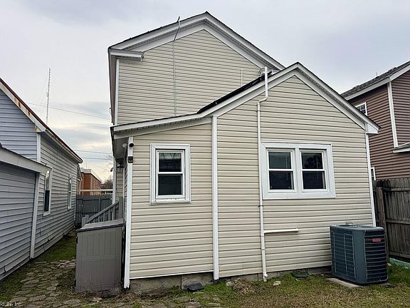 2nd image of 1405 Perry St