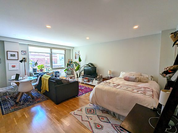 2nd image of 482 Franklin Ave APT 3F