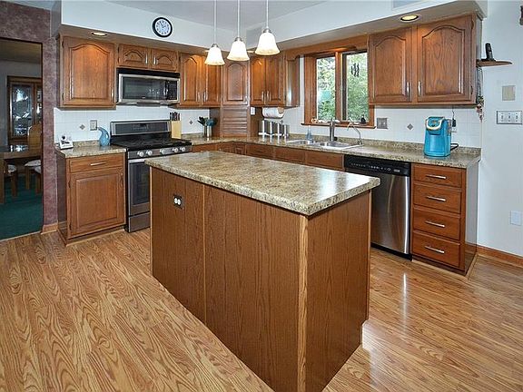 3rd image of 1005 Manor Vue Ct