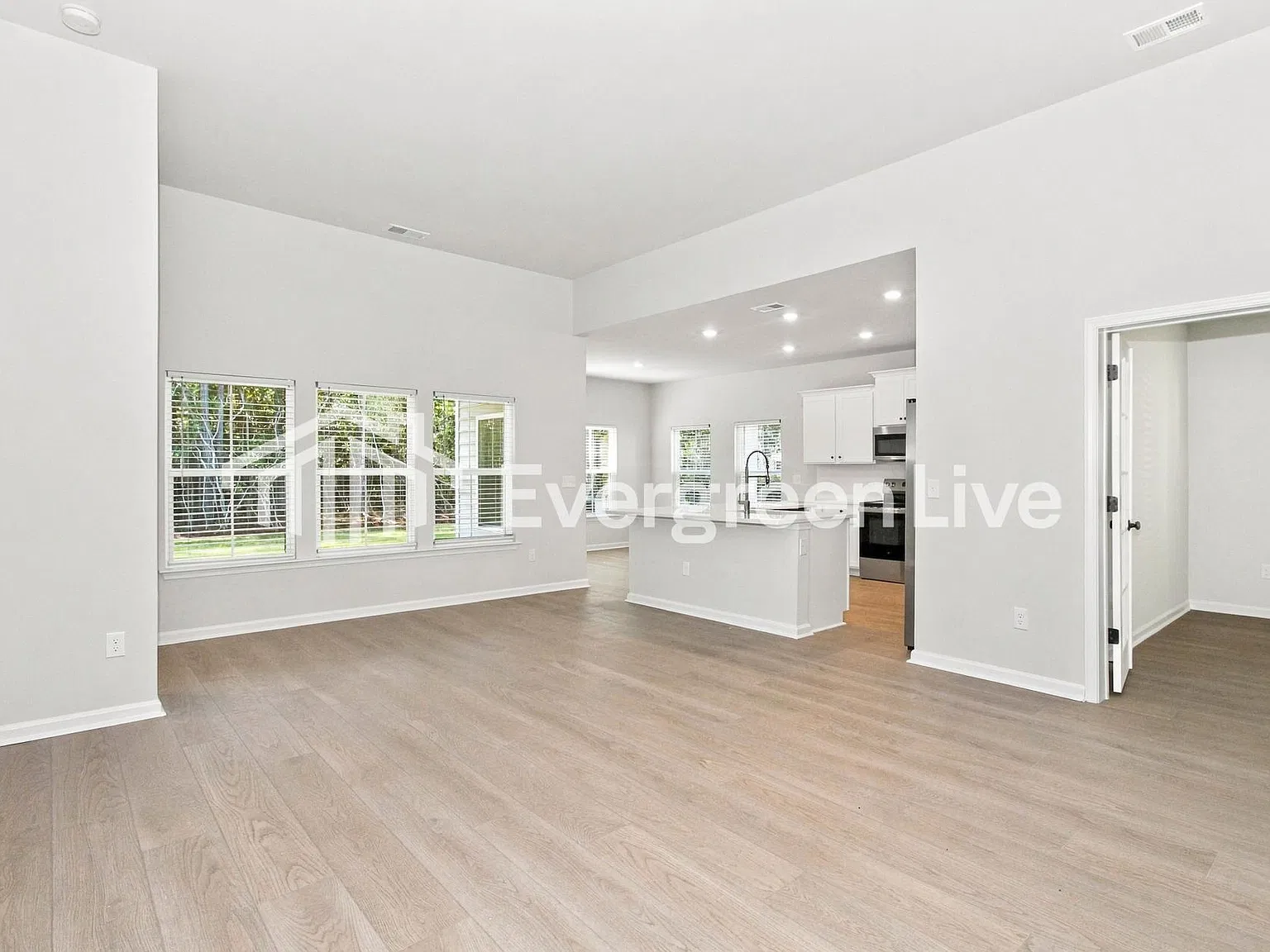 3 bed, 2.0 bath, 1748 sqft, $1,995 — Photo 2