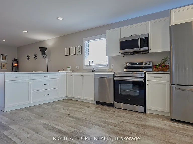 42 Moonstone Cres — Photo 8