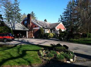 9 Pine Dr N, Roslyn, NY