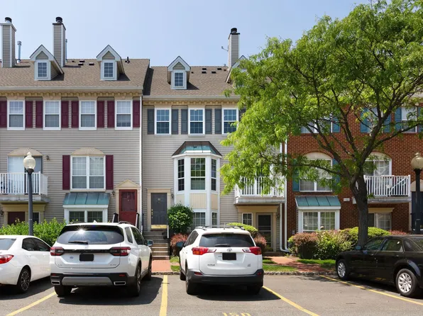 28 Dogwood St, Jersey City, NJ 07305