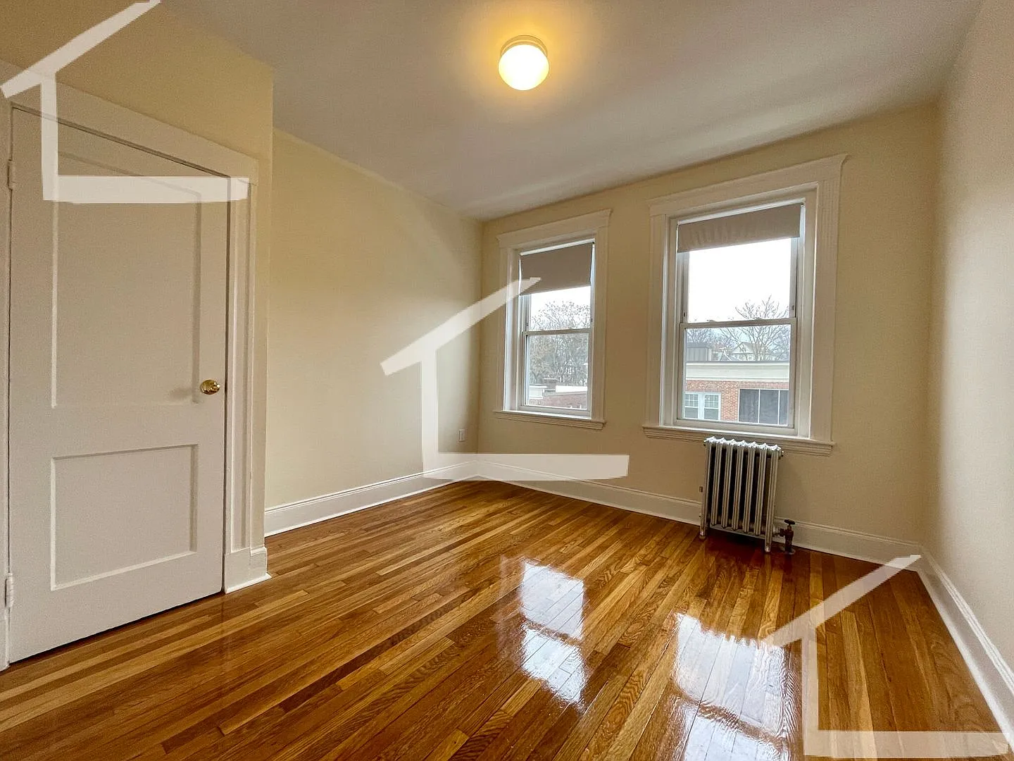 No Brokers Fee, No Security Deposit, Heat, Hot Water Included, Laundry on a Site — Photo 4