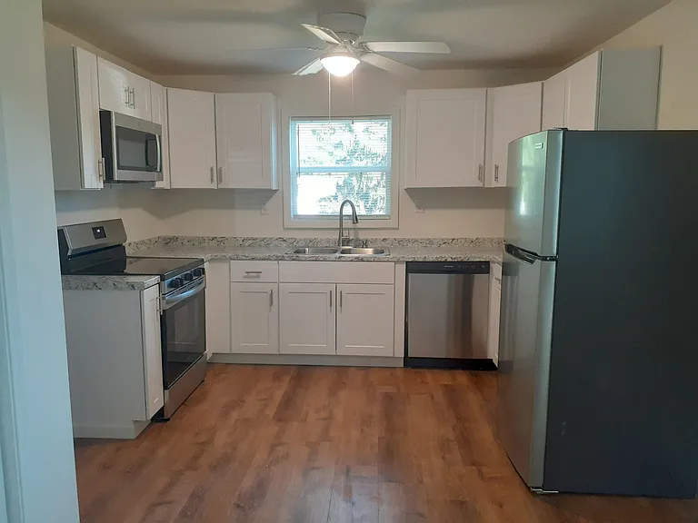 124 Lawrence St — Photo 2