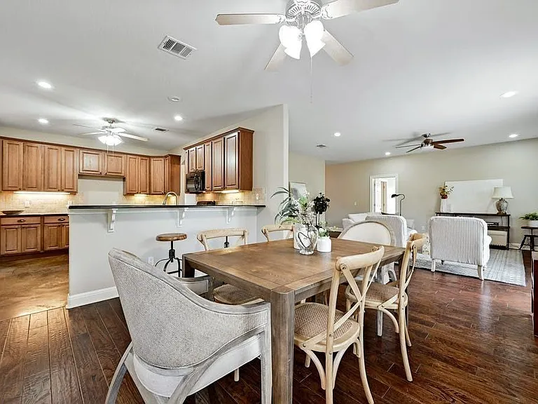200 Oak Hollow Ln — Photo 19