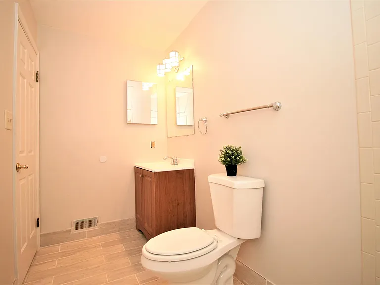 1002 Mondrian Ter #1002 — Photo 11