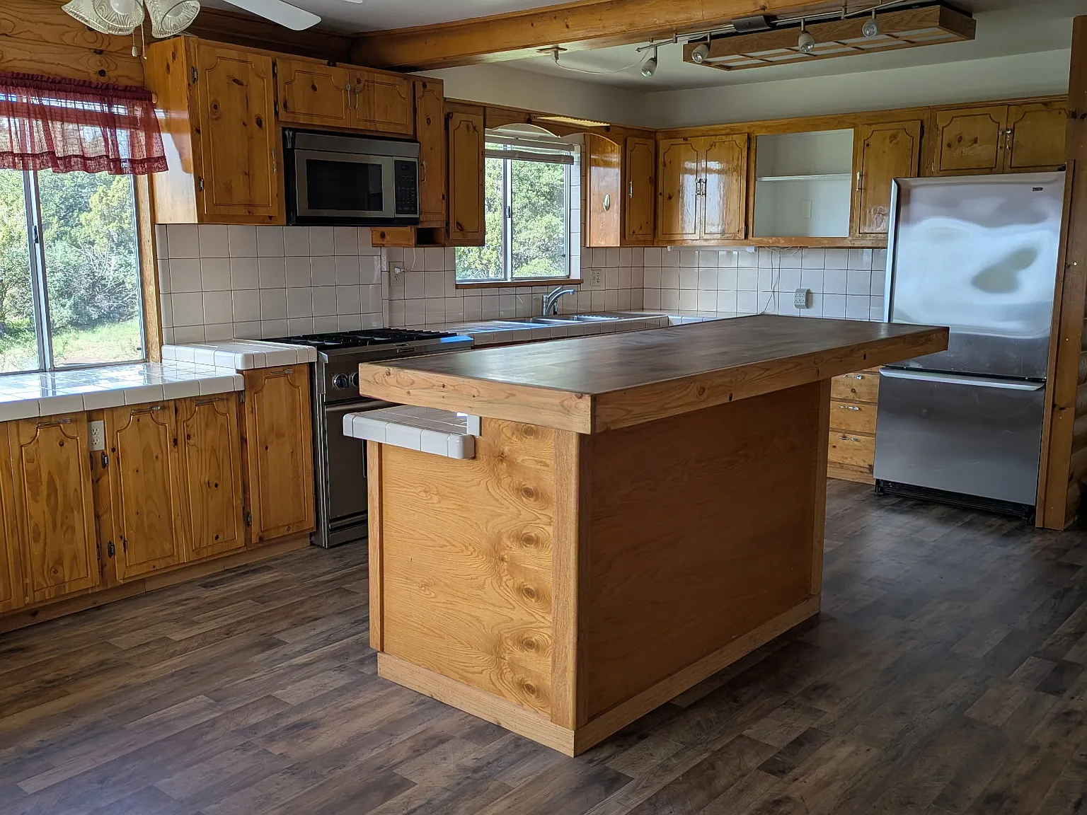 4 bed, 2500 sqft, $2,500 — Photo 2