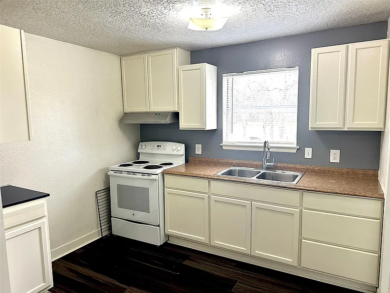1005 Avenue E 1/2 — Photo 12