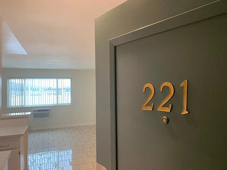 820 Glenoaks Apartments — Photo 9