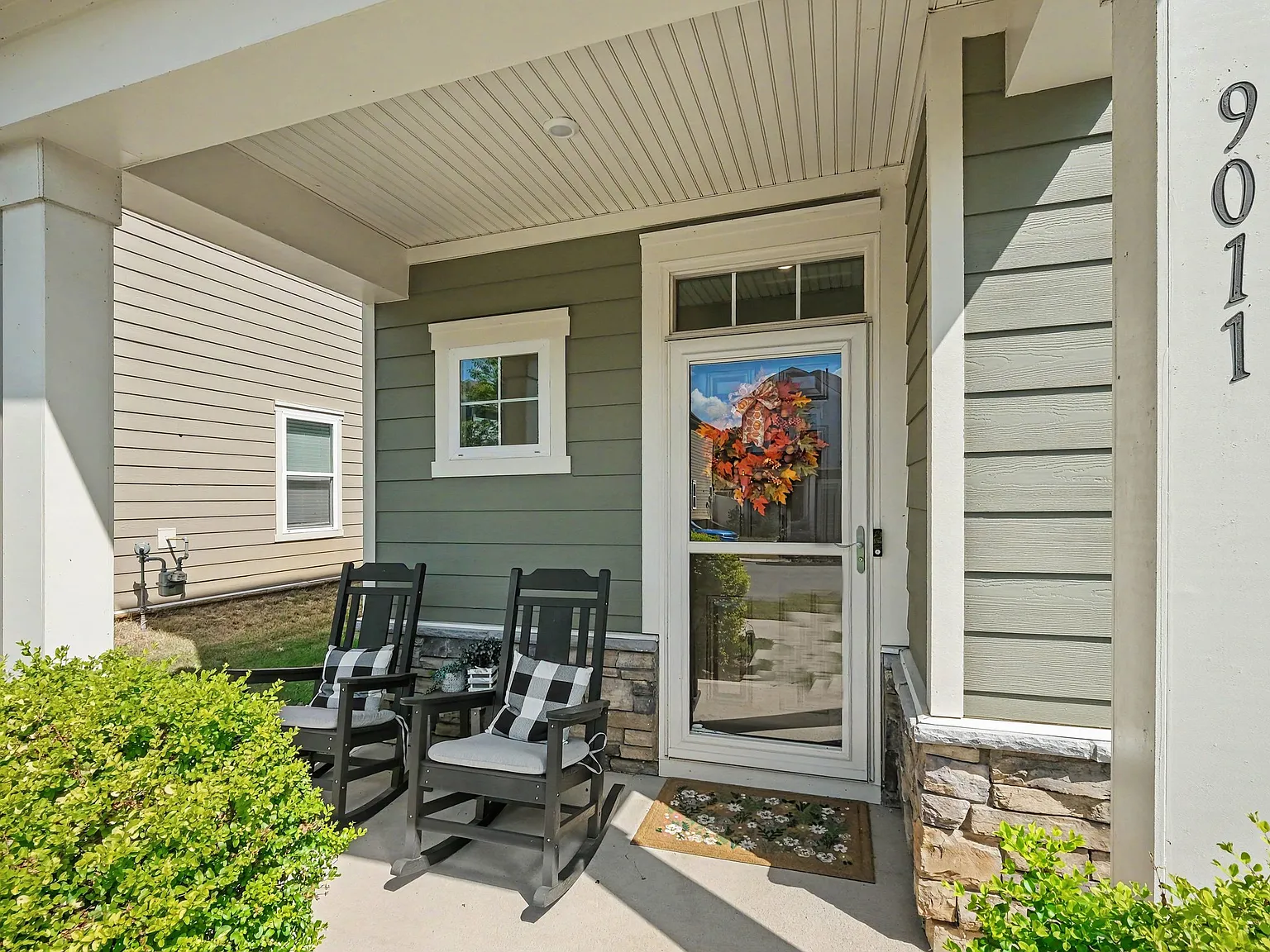 3 bed, 2.5 bath, 1896 sqft, $2,300 — Photo 2