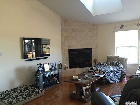 2nd image of 16 Summerfield Ln S