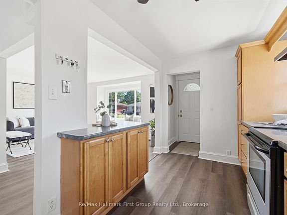 5th image of 573 Sinclair St