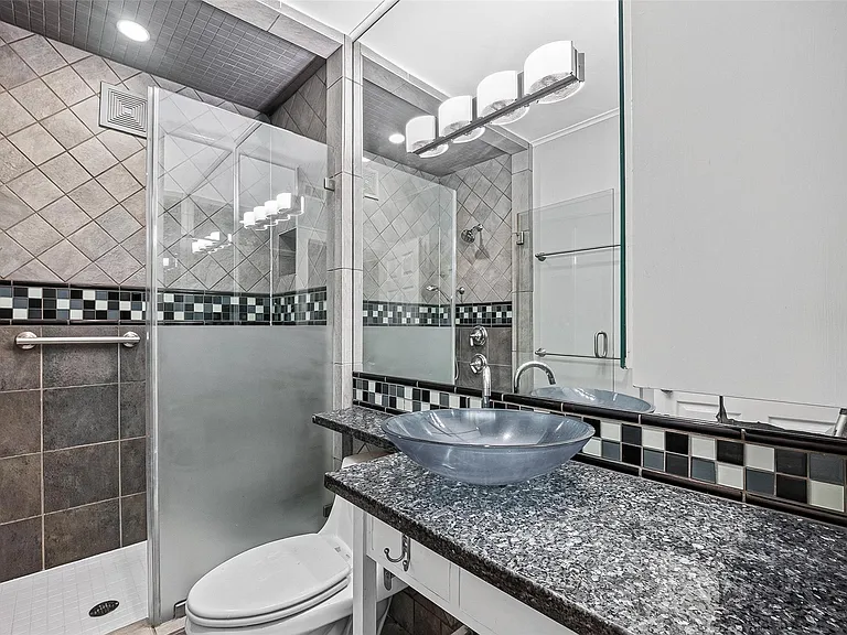 1758 Hawthorne St #1 — Photo 23