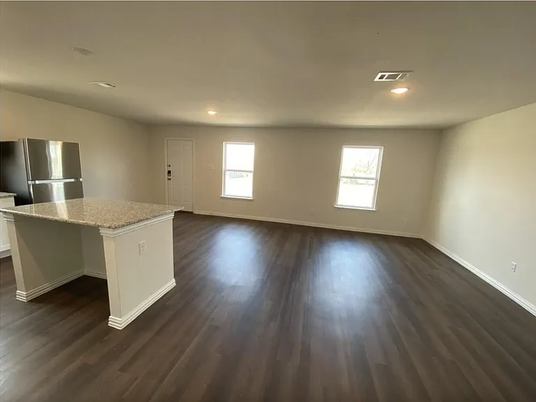 413 E Hull St — Photo 9