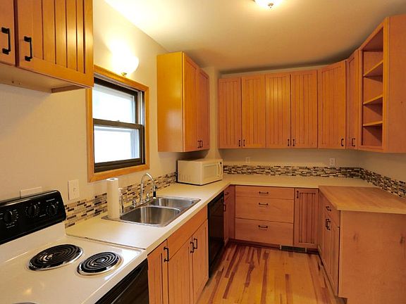 2nd image of 328 Wyoming St E
