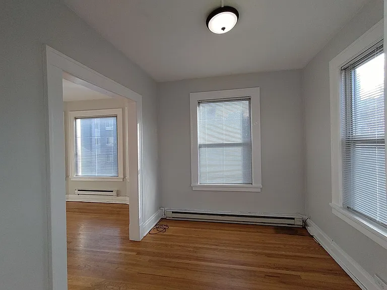 Rialto Court Apartments | MOVE-IN SPECIAL: ONE MONTH FREE RENT — Photo 22