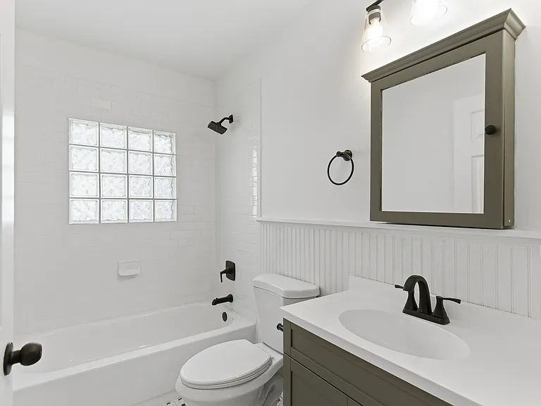 Full hall bath