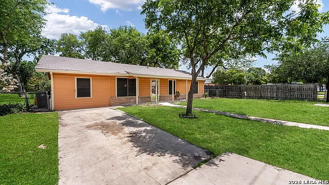 4 bed, 2.0 bath, 1208 sqft, $1,650 — Photo 2