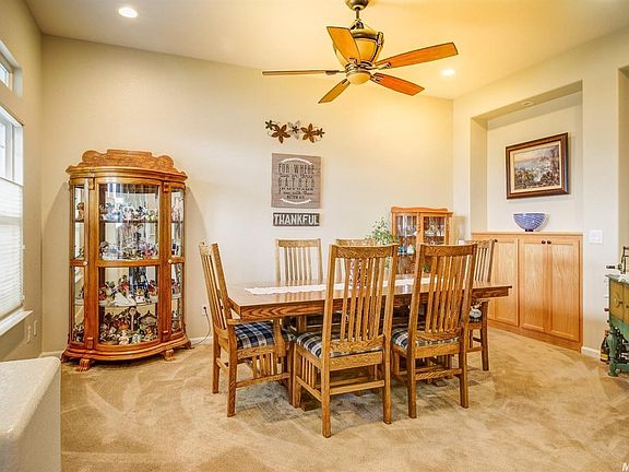 Formal living room, which can be used as a dining room