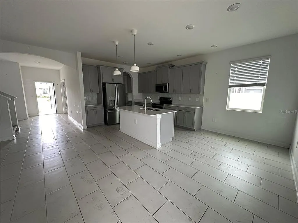 4 bed, 2.5 bath, 2185 sqft, $2,695 — Photo 3