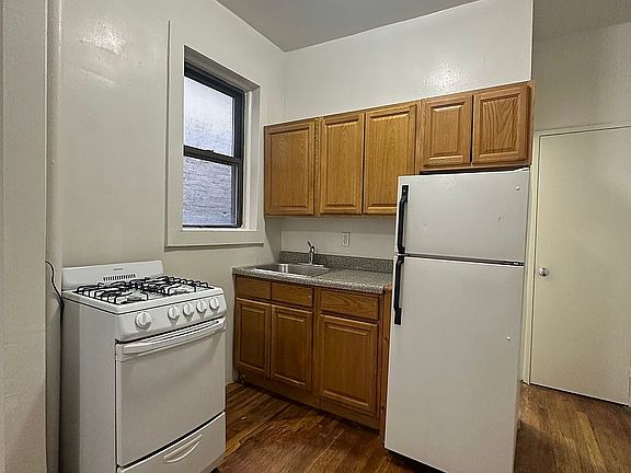 3rd image of 311 W 54th St APT 15
