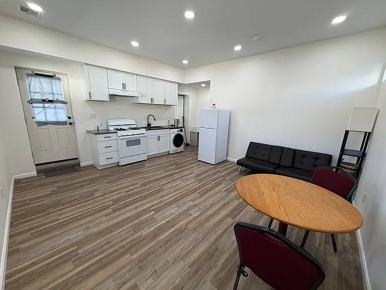 586 Charles Ave #1 — Photo 1