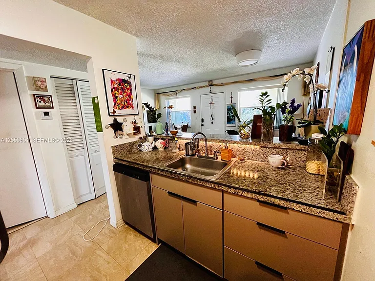 520 NE 38th St #15 — Photo 9