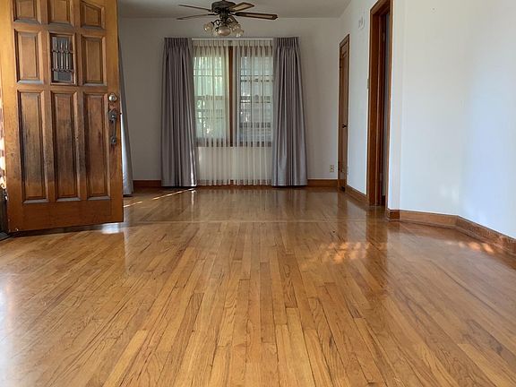 Living room/dinning room 11'X17'