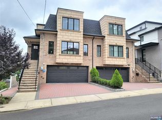 1033A Morningside Ln, Fort Lee, NJ 07024