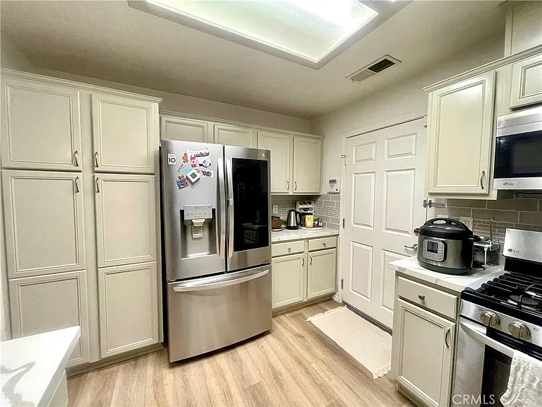 8554 Burnet Ave — Photo 5